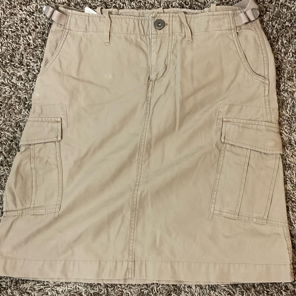 The Buckle cargo khaki skirt, size Medium, EUC